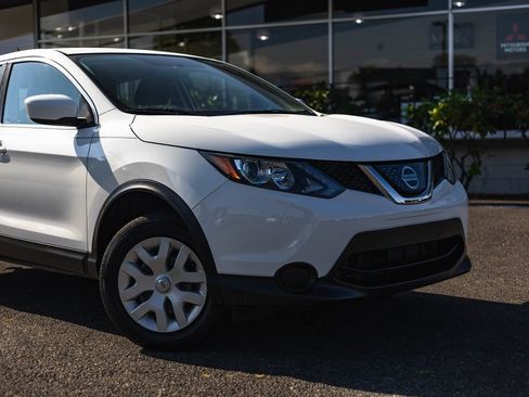 Used 2018 Nissan Rogue Sport S image 3