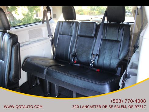 Used 2016 Chrysler Town & Country Touring w/ Driver Convenience Group image 15