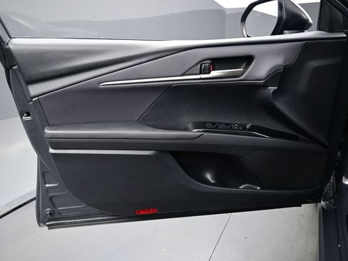 Used 2025 Toyota Camry SE FWD image 9