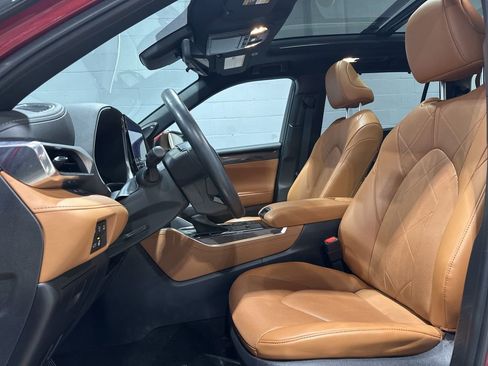 Used 2023 Toyota Highlander Platinum image 12