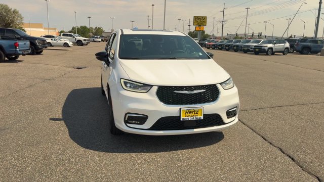 Used 2026 Chrysler Pacifica Limited FWD image 3