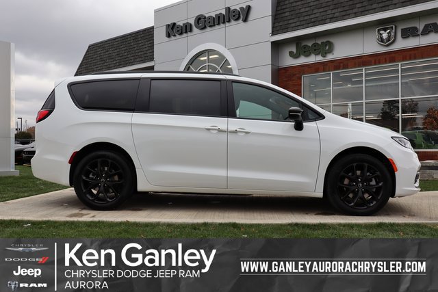 New 2026 Chrysler Pacifica Select AWD/4WD image 1