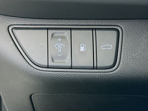 Used 2025 Genesis G70 2.5T image 17