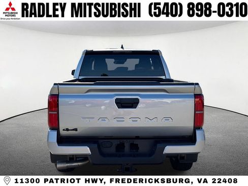 Used 2025 Toyota Tacoma SR5 AWD/4WD image 18