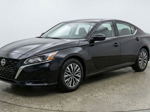 Used 2025 Nissan Altima 2.5 SV image 3
