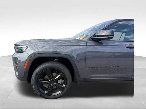 Used 2023 Jeep Grand Cherokee Altitude AWD/4WD image 22