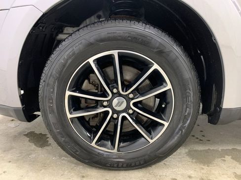 Used 2019 Dodge Journey SE w/ Premium Group image 2