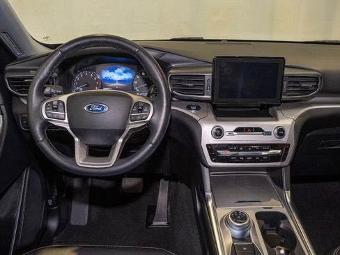 Used 2021 Ford Explorer XLT w/ Equipment Group 202A image 2