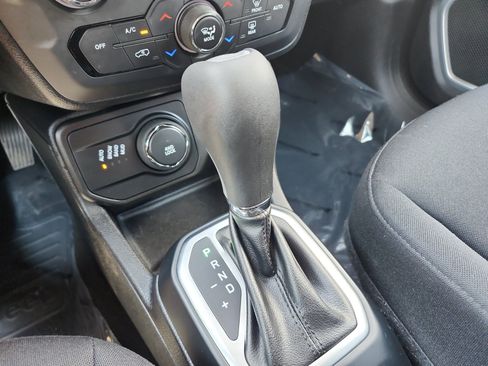 Used 2018 Jeep Renegade Latitude w/ Cold Weather Group AWD/4WD image 21