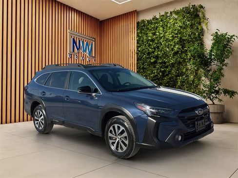 Used 2025 Subaru Outback Premium AWD/4WD image 1