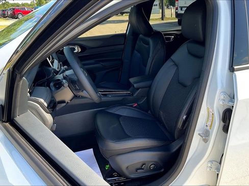 Used 2025 Jeep Compass Latitude w/ Convenience Group image 9