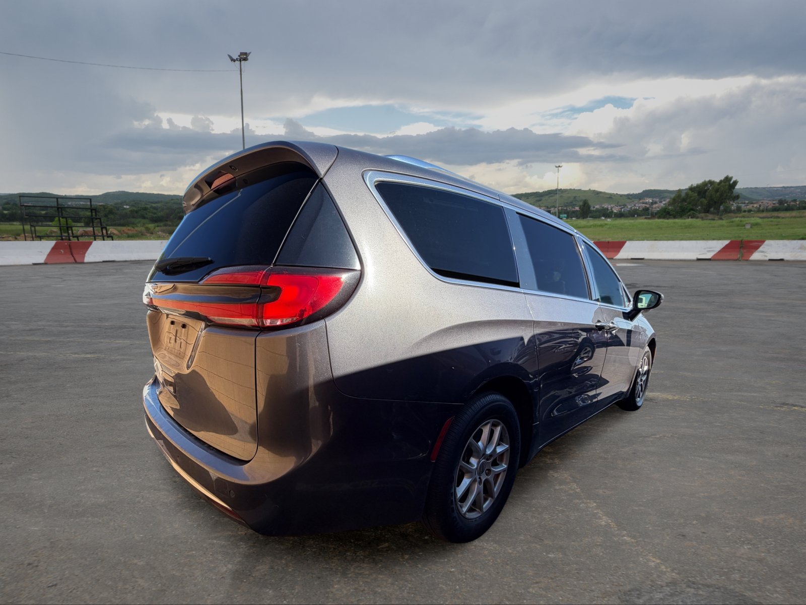 Used 2021 Chrysler Pacifica Touring-L FWD image 3