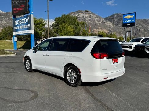 Used 2023 Chrysler Voyager LX FWD image 12