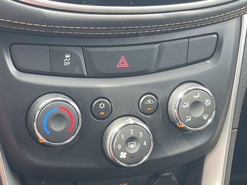 Used 2021 Chevrolet Trax LT w/ LT Convenience Package image 19