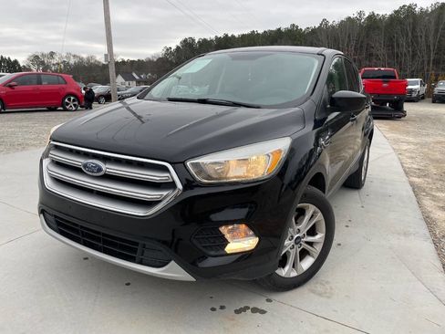 Used 2017 Ford Escape SE image 2