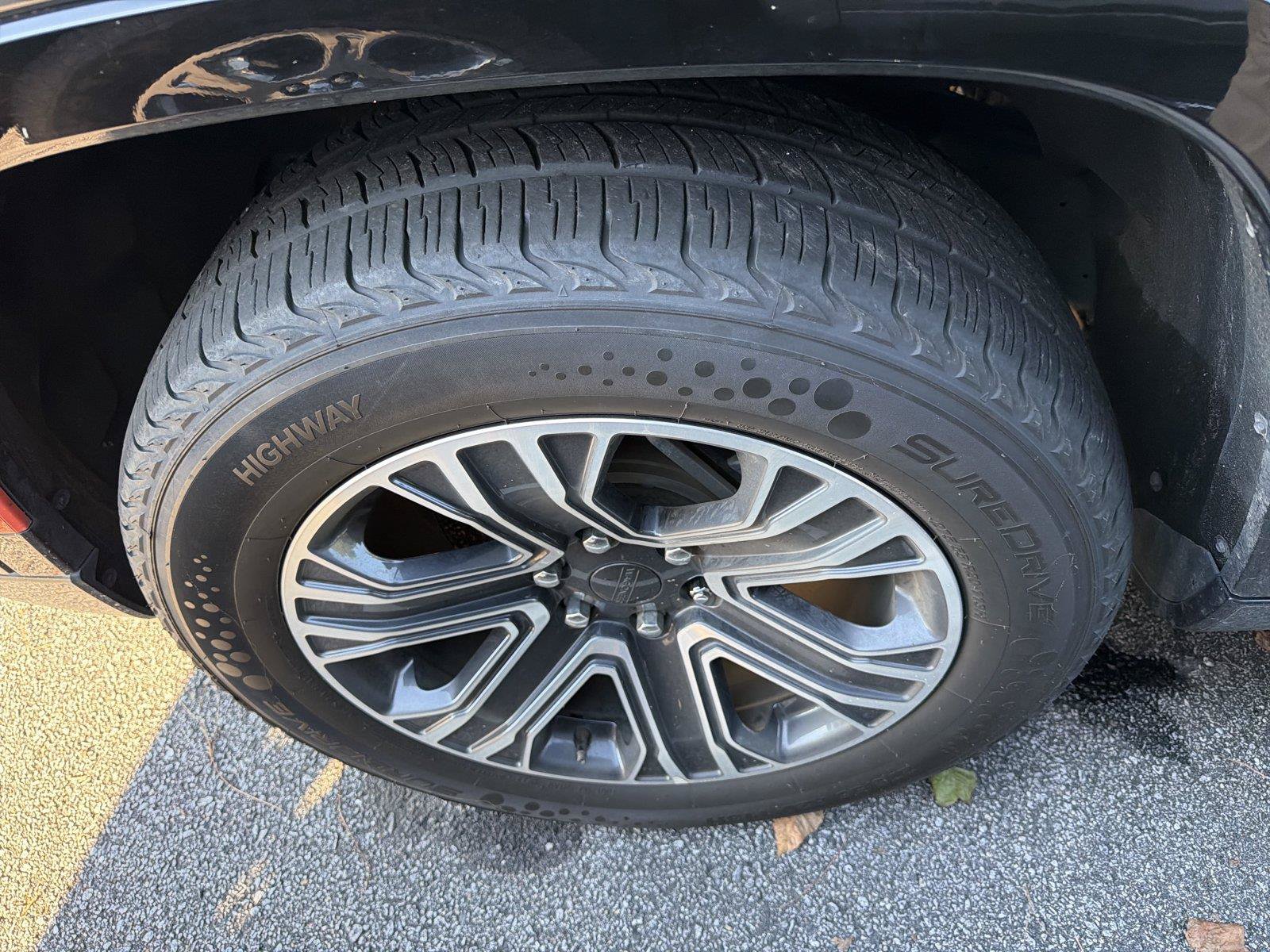 Used 2024 Jeep Wagoneer L Series II RWD image 9