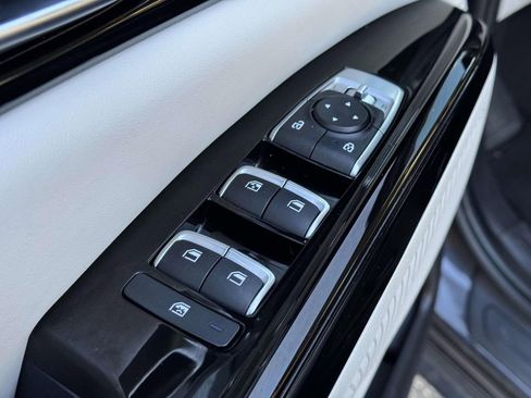 Used 2024 Kia Carnival EX image 16