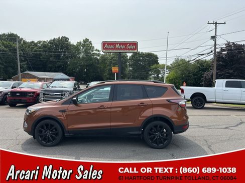 Used 2017 Ford Escape SE w/ SE Sport Appearance Package FWD image 2