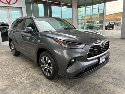 Used 2023 Toyota Highlander XLE AWD/4WD image 10