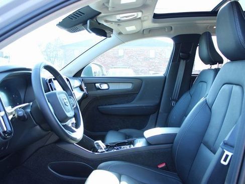 Used 2025 Volvo XC40 B5 Plus image 13