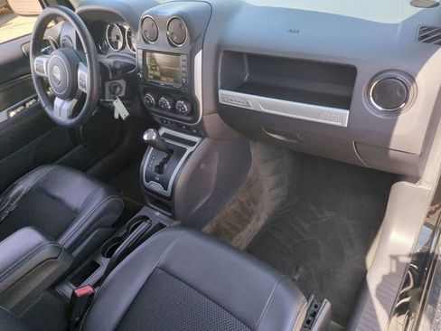 Used 2017 Jeep Compass Latitude FWD image 19
