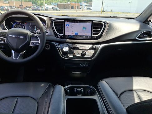 Used 2025 Chrysler Pacifica Select FWD image 26
