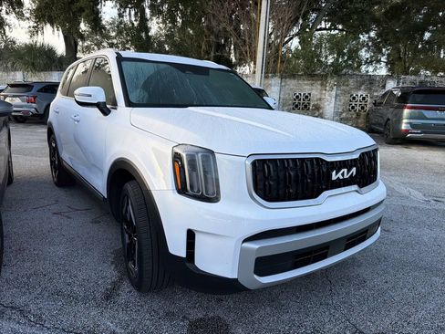 Used 2024 Kia Telluride EX w/ EX Captain's Chair Package FWD image 2