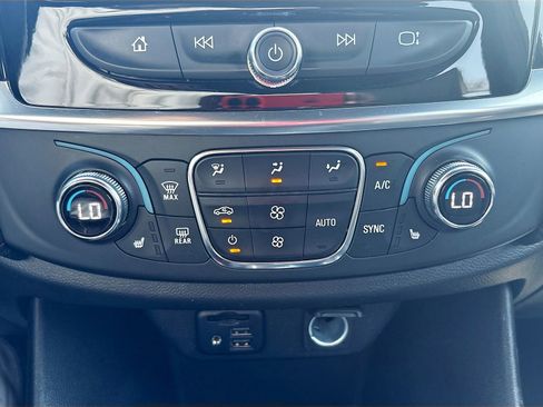 Used 2022 Chevrolet Traverse RS FWD image 15