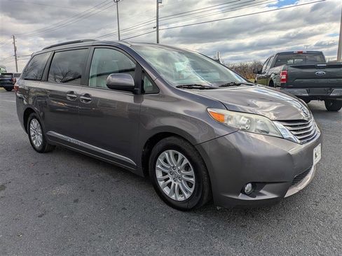 Used 2015 Toyota Sienna XLE w/ XLE Navigation Package image 9