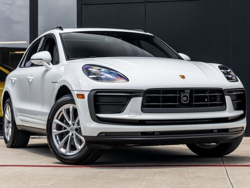Certified 2025 Porsche Macan image 6