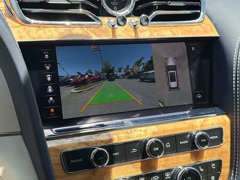 Used 2023 Bentley Bentayga Plug-In Hybrid AWD/4WD image 14