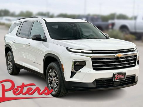 Used 2024 Chevrolet Traverse LT image 1