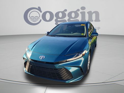 Used 2025 Toyota Camry LE w/ Convenience Package FWD image 1