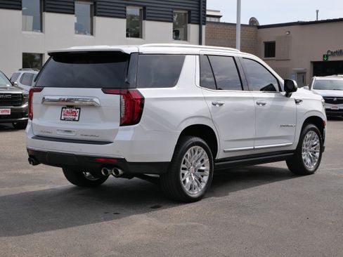 Used 2021 GMC Yukon Denali w/ Denali Premium Package image 9