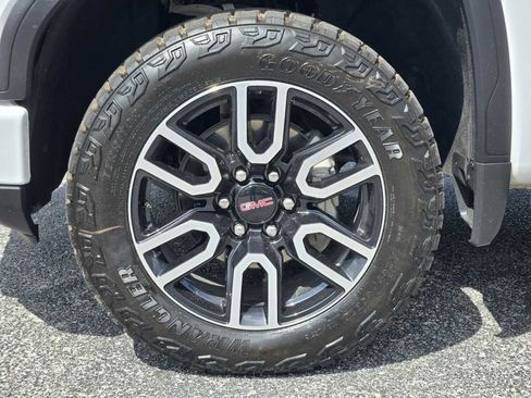 Used 2024 GMC Sierra 1500 AT4 w/ Technology Package AWD/4WD image 13