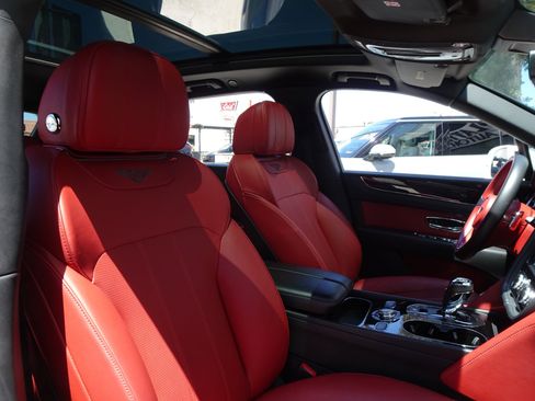 Used 2019 Bentley Bentayga AWD/4WD image 22