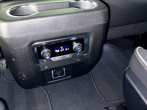 Used 2025 Chevrolet Suburban Premier image 33