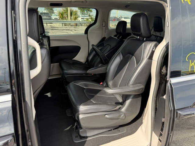 Used 2023 Chrysler Pacifica Touring-L FWD image 4