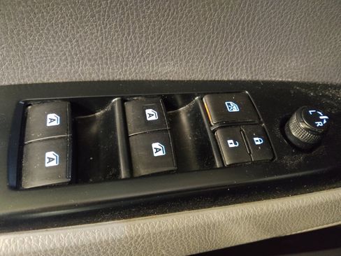 Used 2019 Toyota Camry LE image 27