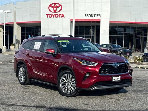 Used 2024 Toyota Highlander Platinum image 1