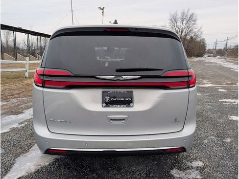 Used 2024 Chrysler Pacifica Touring-L image 6