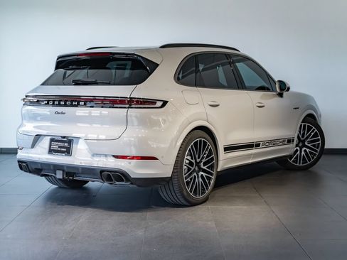 Certified 2025 Porsche Cayenne Turbo AWD/4WD image 7