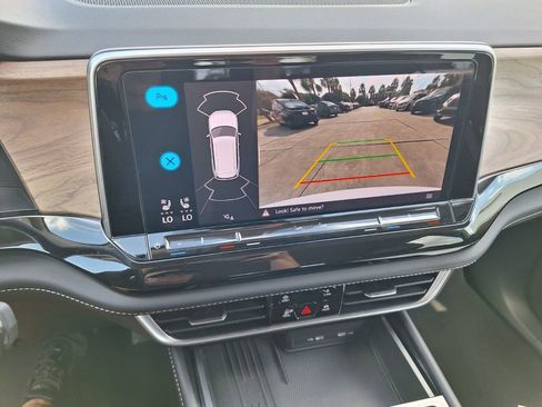 Used 2025 Volkswagen Atlas SE FWD image 18