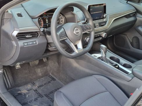 Used 2025 Nissan Altima 2.5 SV FWD image 15
