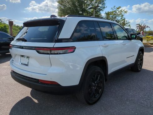 Used 2025 Jeep Grand Cherokee Altitude image 6