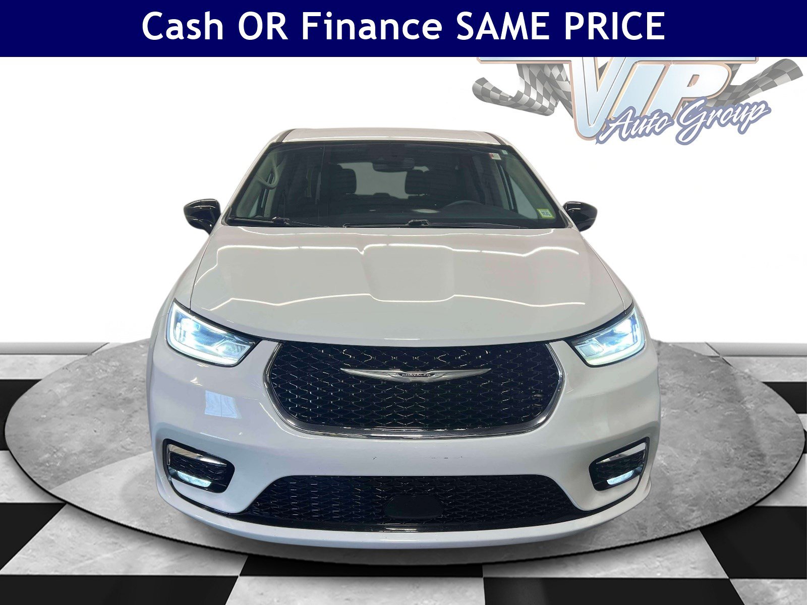 Used 2024 Chrysler Pacifica Touring-L FWD image 3