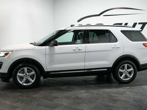 Used 2018 Ford Explorer XLT FWD image 3