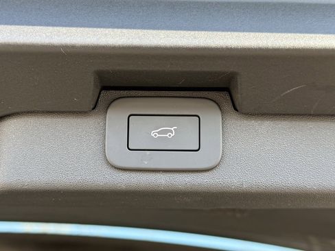 Certified 2025 Land Rover Discovery Dynamic SE image 40