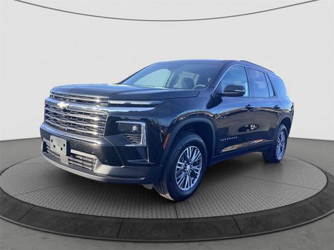 Used 2025 Chevrolet Traverse LT image 3