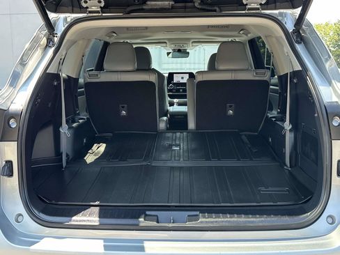 Used 2023 Toyota Highlander XLE FWD image 8